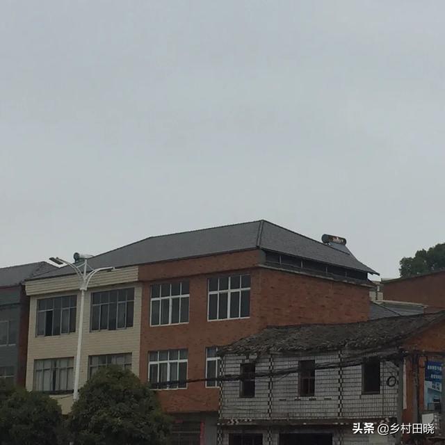 農(nóng)村自建房坡屋頂，用琉璃瓦還是樹脂瓦？看看內(nèi)行人的經(jīng)驗分享