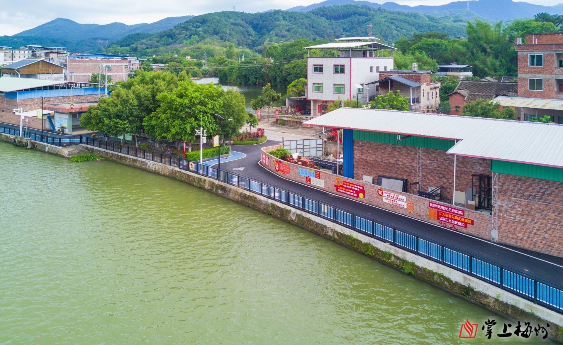 ↑長沙圩鎮(zhèn)碧道鋪設了瀝青并劃分跑道和自行車道，“顏值”再獲提升。（林翔 攝）