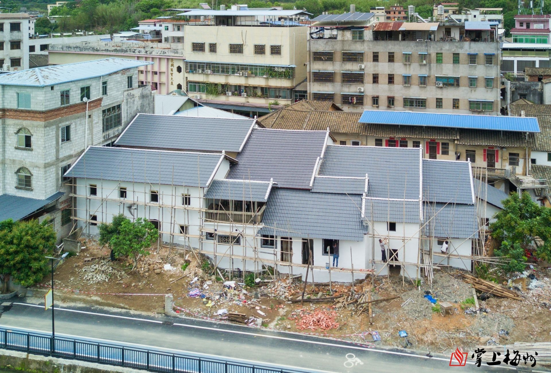 ↑村民將自家墻體粉刷一新，屋頂鐵皮瓦更換成樹脂瓦。（林翔 攝）
